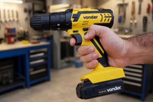 Parafusadeira Vonder PFV012I sendo segurada em uma oficina