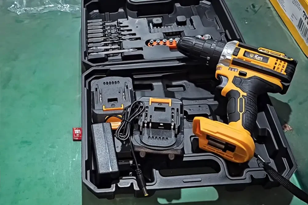 Parafusadeira The Black Tools TB-21PX 21V na maleta com carregador, suporte de bateria e jogo de bits e soquetes