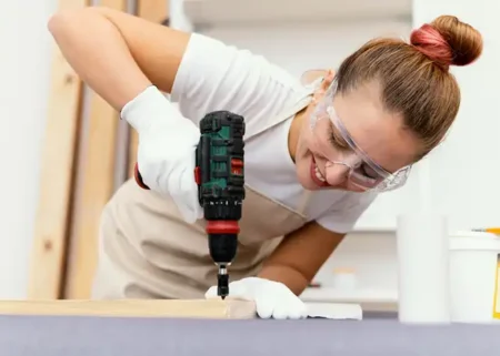 Mulher iniciante usando uma parafusadeira