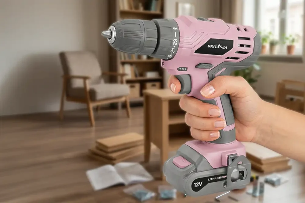 Parafusadeira Britânia rosa 12V modelo BPFE12R com bateria e design compacto para uso doméstico