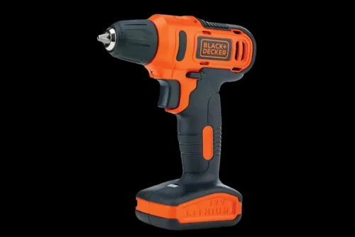 Parafusadeira Black+Decker LD12S-BR 12V com bateria de lítio em fundo preto
