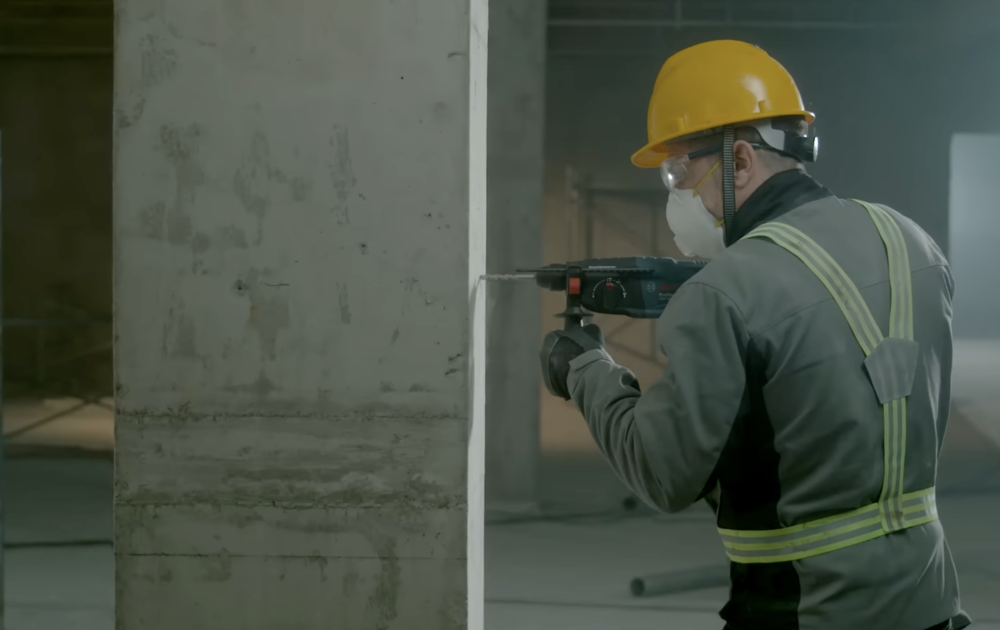 martelete perfurando parede de concreto com broca SDS em obra