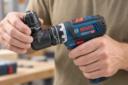 Bosch GSR 12V-15 FC com a cabeça angular do FlexiClick parafusando embaixo de uma prateleira de madeira, em espaço apertado