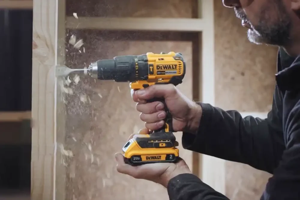 Furadeira e Parafusadeira DEWALT DCD7781D2 20V perfurando madeira com motor brushless e bateria de lítio