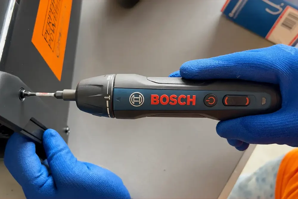 Parafusadeira Bosch GO parafusando estrutura metálica com design compacto e controle eletrônico de torque