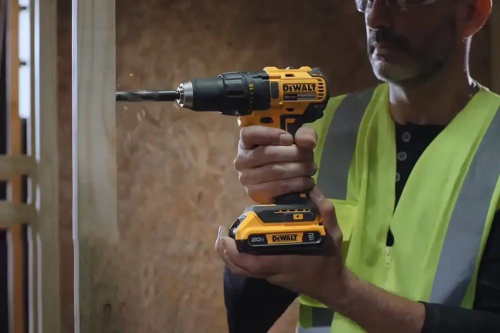 Furadeira e parafusadeira DeWalt DCD777 20V sendo utilizada em perfuração de madeira