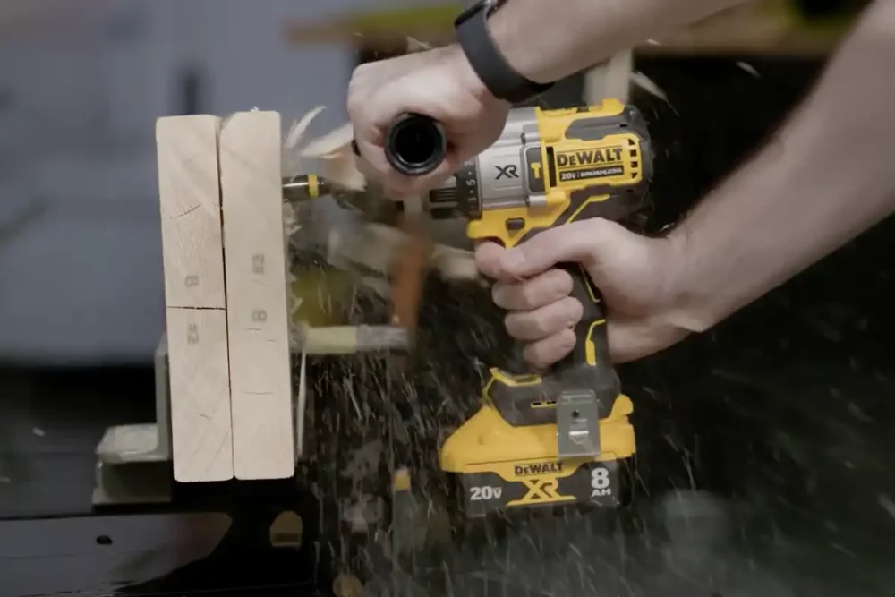 DeWalt DCD996B em uso perfurando madeira maciça com bateria XR 20V 8Ah