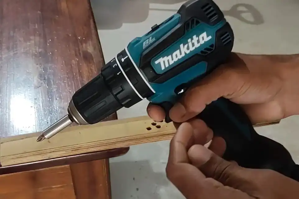 Parafusadeira e furadeira de impacto Makita DHP485 18V brushless em uso profissional na marcenaria
