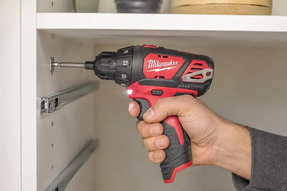 Parafusadeira Milwaukee 2401-20 M12 instalando corrediça de gaveta em armário planejado