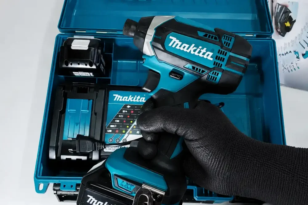 Parafusadeira de impacto Makita com bateria e carregador dentro da maleta de transporte