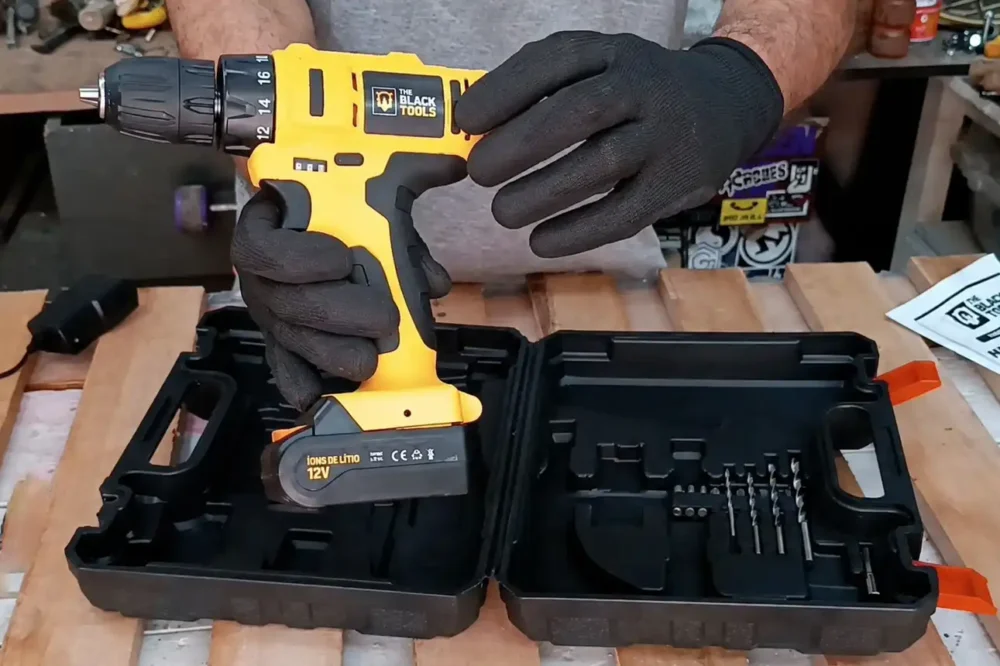 Furadeira e parafusadeira The Black Tools TB-12E 12V com kit de acessórios e maleta aberta