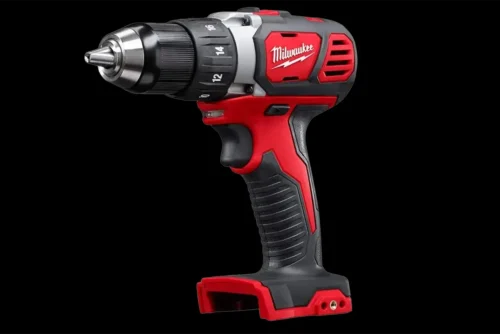 Parafusadeira Milwaukee 2606-20 M18 em vista lateral com mandril metálico de 1/2 polegada e embreagem ajustável