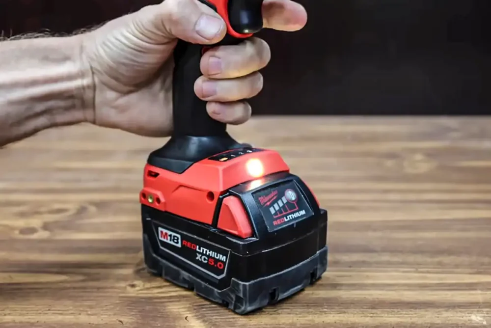 Milwaukee 2904 M18 Fuel com bateria REDLITHIUM XC 5.0Ah acoplada e indicador de carga ativado