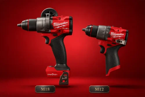 Parafusadeiras Milwaukee M12 e M18 lado a lado em fundo neutro