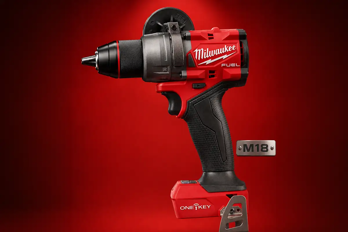 Parafusadeira Milwaukee 2904-20 M18 FUEL em uso profissional