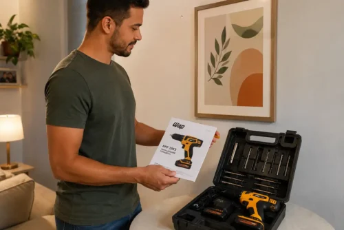 Homem segurando manual da parafusadeira WAP BPF 12K3 ao lado da maleta aberta com brocas, bits e carregador