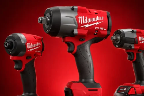 Três chaves de impacto Milwaukee M18 FUEL lado a lado em fundo vermelho, da menor (2953) à maior (2967), mostrando a diferença de tamanho entre os modelos