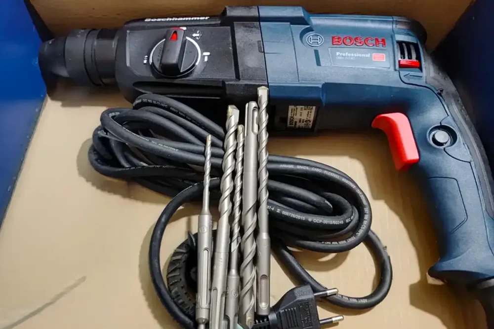 Martelete Bosch GBH 2-24 D com cabo elétrico e brocas SDS Plus