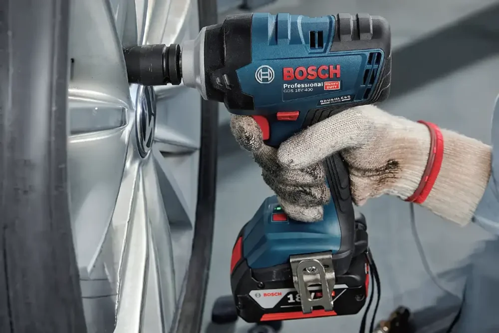 Chave de impacto a bateria Bosch GDS 18V-400 18V usada em roda de carro