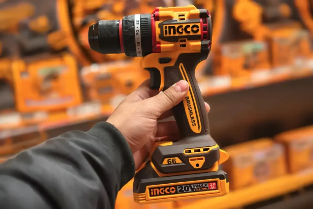 INGCO CIDLI20668 brushless 20V sendo segurada em loja