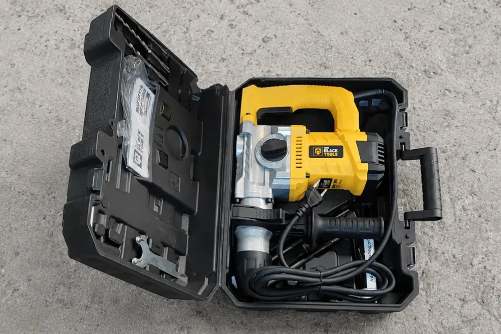 Martelete Black Tools TRM1000 na maleta com empunhadura auxiliar, brocas SDS Plus e cabo