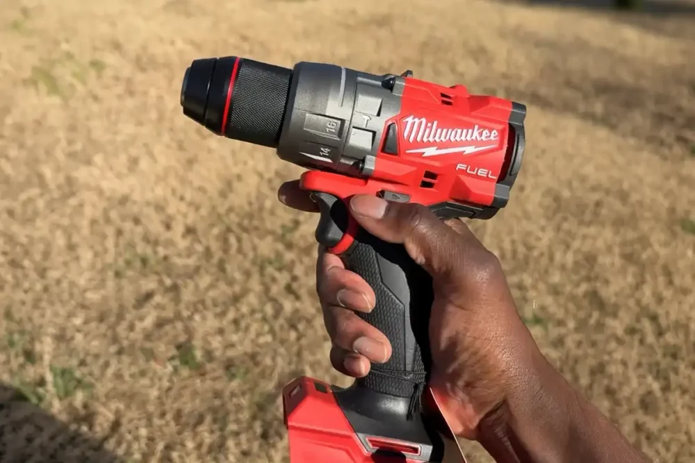 Milwaukee M18 FUEL parafusadeira profissional em uso
