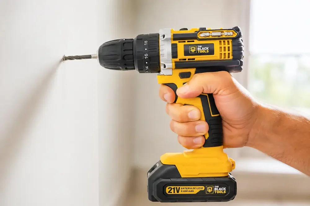 Furadeira parafusadeira The Black Tools 21V perfurando parede