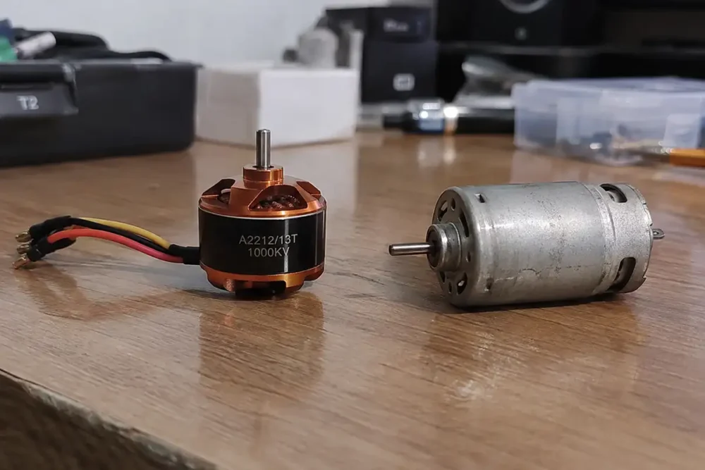 Motor brushless e motor com carvão lado a lado sobre uma mesa de madeira